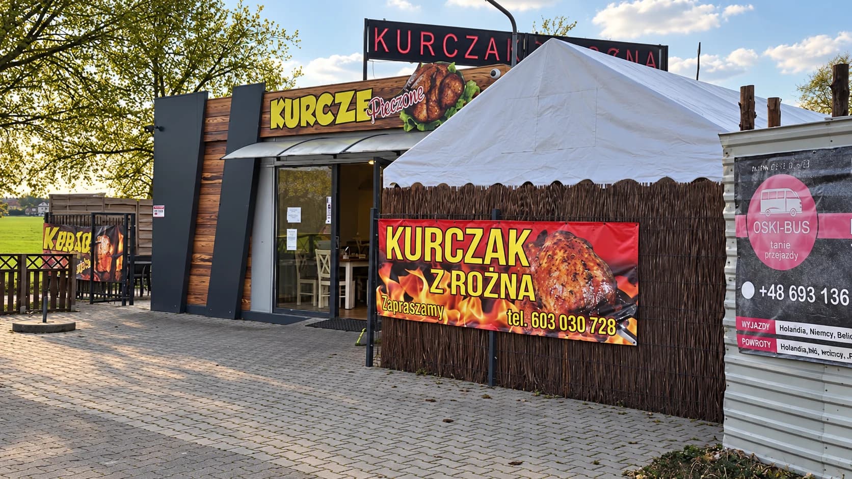 Wejście do Kurcze Pieczone przy ulicy Warszawskiej 2 w Łącku, zdjęcie po poprawie jakości